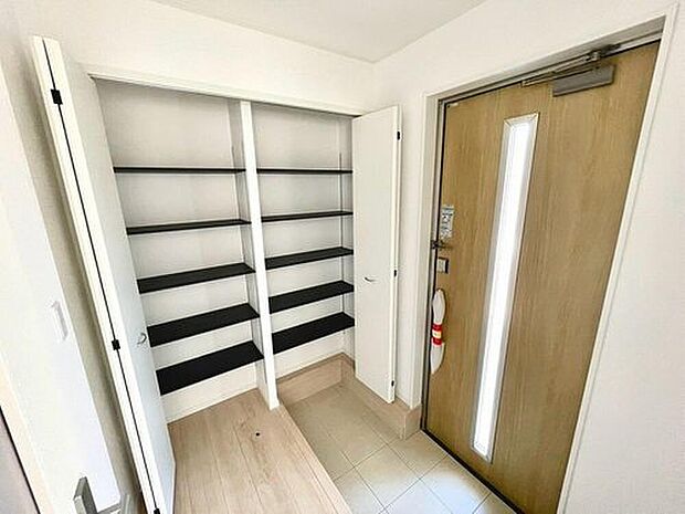 【玄関】明るい玄関です。たっぷり収納できるシューズボックスが付いています。家族全員の靴がきれいに整頓できます。