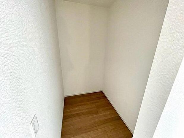【収納】2号棟。
奥行きのある収納スペースを確保。季節物や掃除用品、日用品のストックなど、かさばる荷物もまとめて収納できます^^