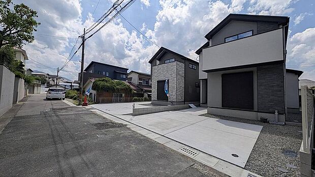 【前面道路含む現地写真】前面道路:東側 4.7~4.8m公道
住人以外の車の進入も少なく、小さなお子様を持つご家庭にも安心です◎