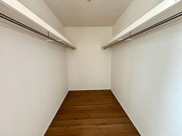 【収納】洋室にはハンガーパイプ付きのウォークインクローゼットが設けられています。たっぷり収納できるので衣替えの心配もいりませんね^^