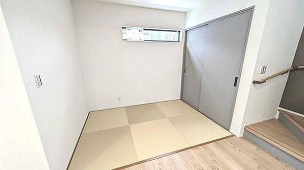 【リビング以外の居室】リビングに隣接した畳コーナー♪扉を閉めて個室としても使えるので、来客時の客間やお子様のお昼寝スペースにも便利です