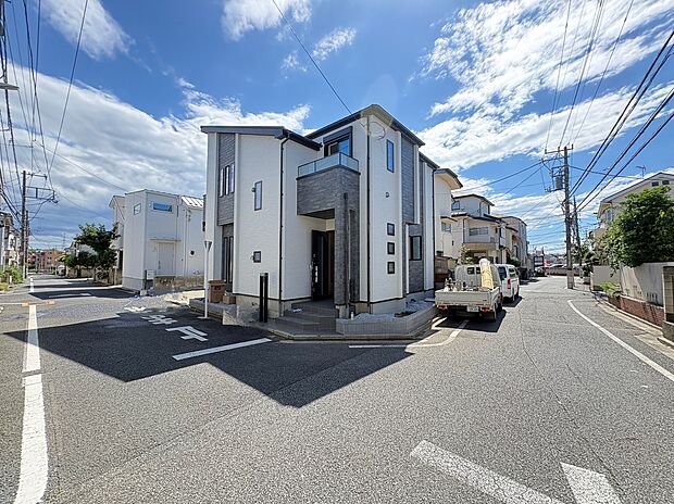 北東角地に堂々と建つ長期優良住宅。前面道路は北側、東側とも5m以上の幅がある道路です。