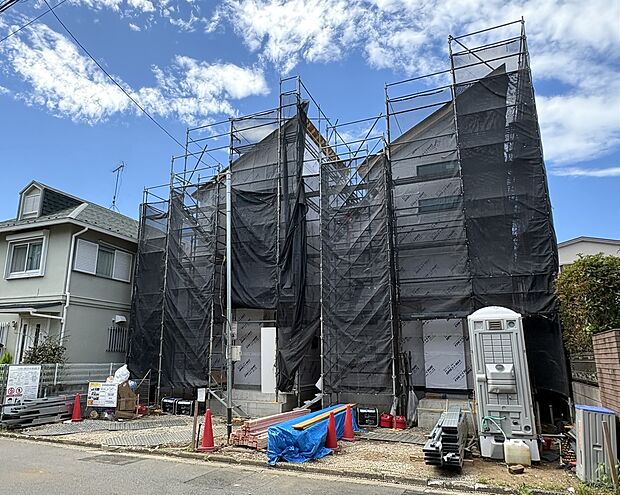 中野区内でカースペース2台分を有する新築戸建てです。上鷺宮エリアは街並み環境重視で建築制限が厳しいほうですので、建蔽率40%容積率80%での建築のため、建物同士の距離が保てたり、敷地に余裕がとれます。