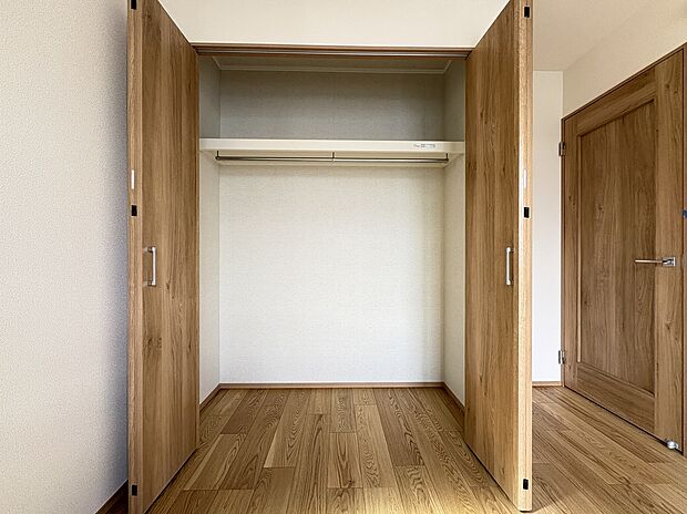 【クローゼット】室内(2026年07月)撮影
棚とハンガーパイプ付きで衣類収納がし易くなっています。
