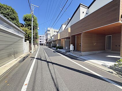 駅徒歩3分。木のぬくもりが街並に溶け込みます