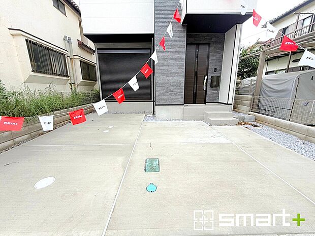 【～ゆとりあるカースペース～】・セカンドカーや来客時にも困らないカースペース２台分。物置や駐輪スペースなどにも利用できますね。
・カーポートなどのオプションもお気軽にご相談くださいませ。
