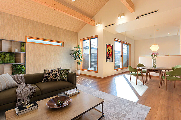 4号棟／全棟で全館空調システムを搭載した新築戸建！一年中快適な室温で生活出来ます。ウォークインクローゼットや小屋裏収納など、収納豊富で暮らしやすい間取りです。(家具はCGによるイメージです)