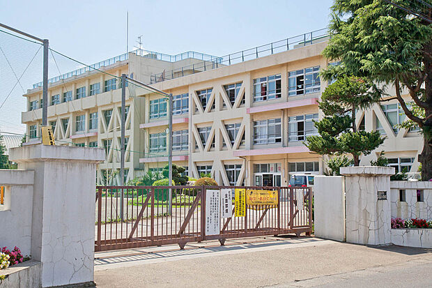 所沢市立西富小学校(約625m)