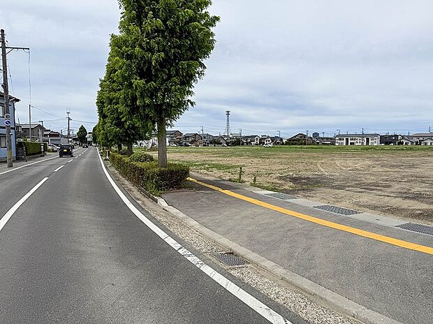 【現地土地写真】姥ケ山近くに位置する、全108区画の大型分譲地。周辺環境が充実した好立地が魅力です。