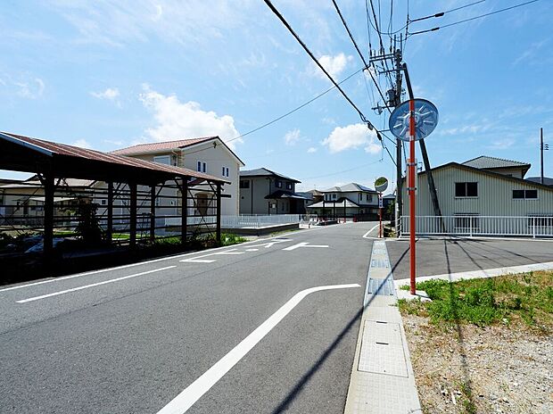 【前面道路含む現地土地写真】区画1の東側道路。前面道路は約6m。運転が少し苦手でもゆったり駐車できます。