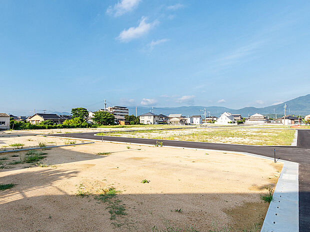 【現地土地写真】風通しが良く開放的な敷地で、思い描いていた理想のマイホームづくりを。