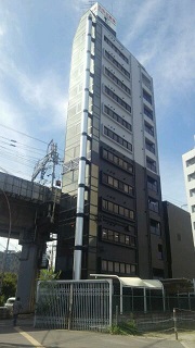 新幹線の高架に隣接した背の高いビル、DAREMOビルの４階です。