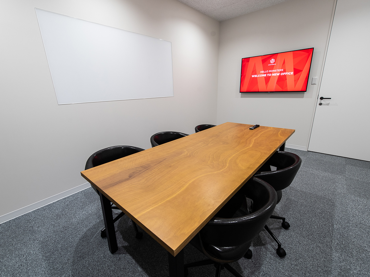 小会議室：PC接続可能モニタやホワイトボード完備です。