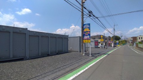 ハローコンテナ天沼新田 進入口広く、大型車も出入りが楽です。