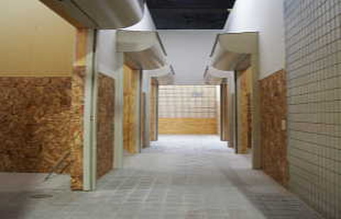 レンタル収納庫 西宮錦温泉 全室室内、１階にあります。高さは４Mも。　各室シャッター式です。
