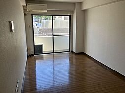 ピロ・ルシュリカ 3階ワンルームのリビング/ダイニング