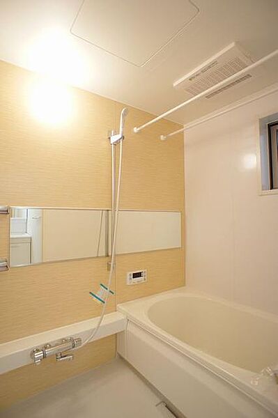 画像10:○清潔感のある浴室○　高級感のあるハイグレードタイプのお風呂が1日の疲れを癒します♪暖房付浴室乾燥機と物干し竿が付いてます。