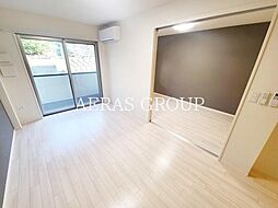 カーネル ベイス 1階1LDKのリビング/ダイニング