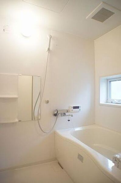 画像8:■浴室■換気と採光を考慮した小窓付きの明るく、清潔感あるバスルーム！明るい雰囲気の浴室は一日の疲れを癒やしてくれます！