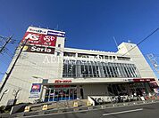 草加セーモンプラザ 610m