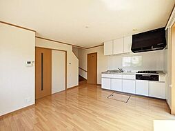 第2紅谷タウンハウスB 1階2LDKのリビング/ダイニング