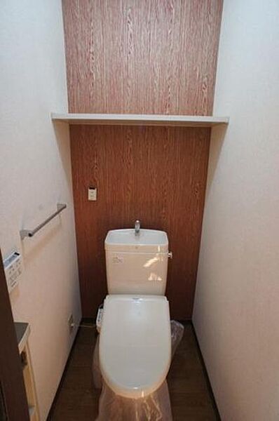 画像9:【トイレ】上部に収納スペースあり！アクセントクロスを使用したちょっとオシャレな空間♪洗浄付暖房便座付♪
