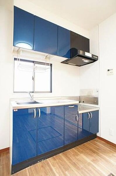 画像5:換気と採光を考慮した小窓付きのキッチンは、明るく清潔感ある雰囲気です♪ダークブルーの扉パネルがモダンな印象♪