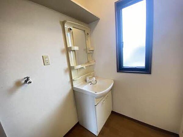 画像3:洗面化粧台と横には小窓もあるので換気に便利です♪