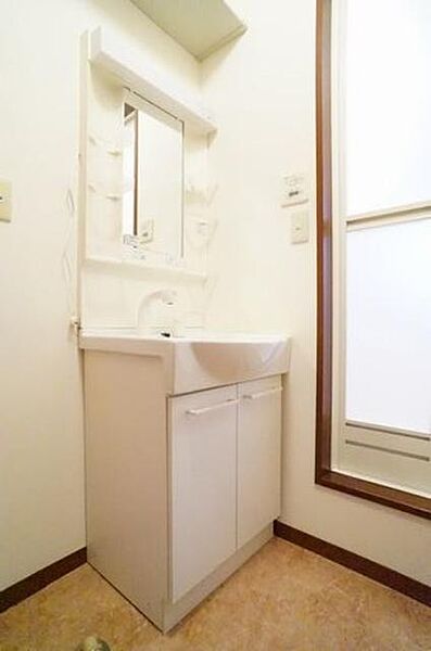 画像10:◆洗面台◇鏡の両脇に収納スペースを確保した洗髪洗面化粧台は、水栓がリフトアップするので洗髪もラクラク♪上部には棚があるので、掃除用品等の収納にも便利♪