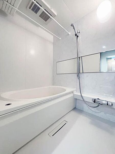 画像6:【ユニットバス】清潔感の中に、大理石調のアクセント壁が高級感を漂わせる浴室。1318サイズの浴室は、洗い場もしっかり確保できているので、立ったり座ったりの浴室内動作も、スムーズです。