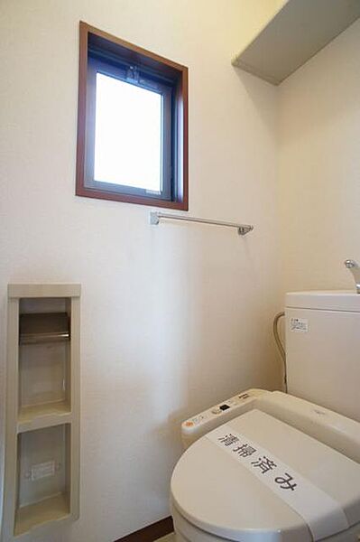 画像14:【トイレ】今や老若男女に必須アイテムの洗浄機能付暖房便座です！上部には空間を利用しトイレットペーパー等をストックできる棚が付いています♪