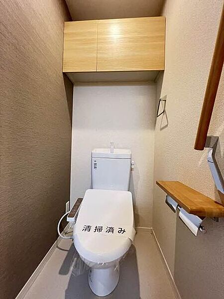 画像11:【トイレ】リノベーション工事により、本体を交換しました！温水洗浄便座つきです☆上部には収納を新規設置しました♪