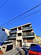 七道駅より徒歩10分 築1年6ヶ月 3階建の賃貸物件