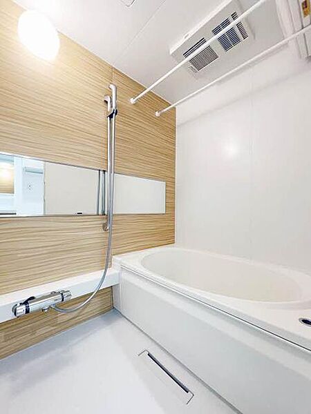 画像7:【浴室】ナチュラルな木目調のアクセント壁を施した浴室。1318サイズなので、洗い場もしっかり確保でき、立ったり座ったりの浴室内動作も、スムーズです。花粉シーズンや梅雨にも大活躍の浴室乾燥機付きです。