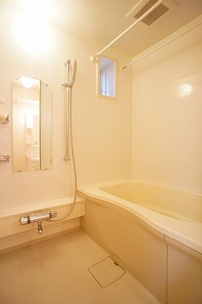 画像10:【浴室】浴室には小窓があり、換気が十分にできます★