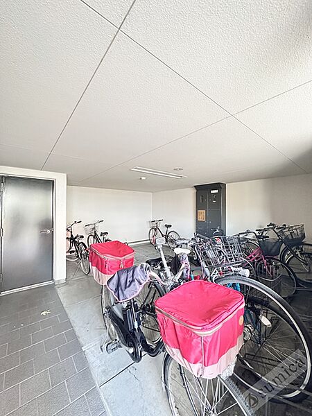 画像5:屋根付き駐輪場は大事な自転車を雨から守ります♪