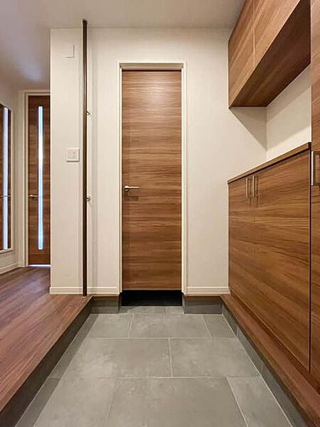 画像16:【玄関】】LDKとウォークスルークロゼットから洋室へとアクセスできる玄関。広めの上がり框があり、二方向へ移動できるので、生活動線がスムーズです。