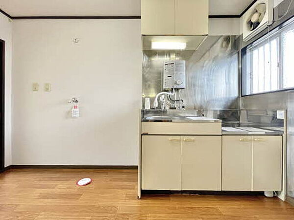 画像6:キッチン脇には洗濯機置場があります。