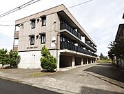 六日町駅より徒歩7分 築23年8ヶ月 3階建の賃貸物件