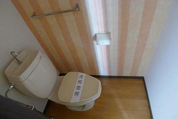 画像13:トイレはボーダーのクロスでちょっとおしゃれに☆