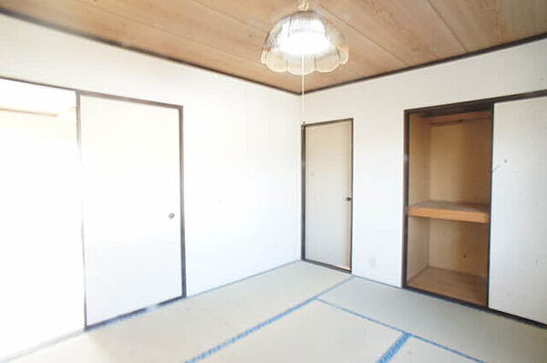 画像10:【北側和室6.0帖】こちらのお部屋にも照明付き♪収納スペースも兼ね備えております！