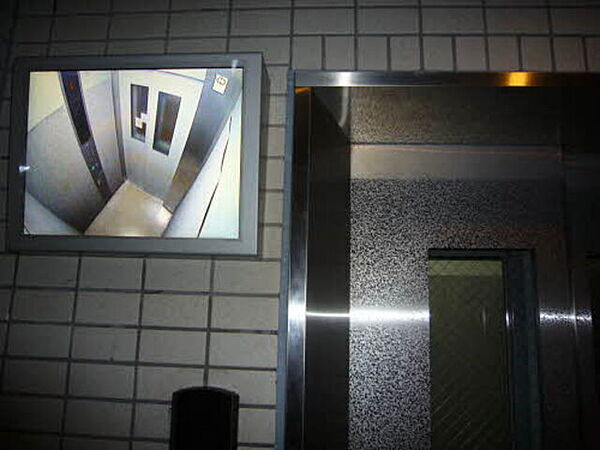 画像5:1階エレベーター前にはエレベーター内を確認できる液晶モニターを設置しています。