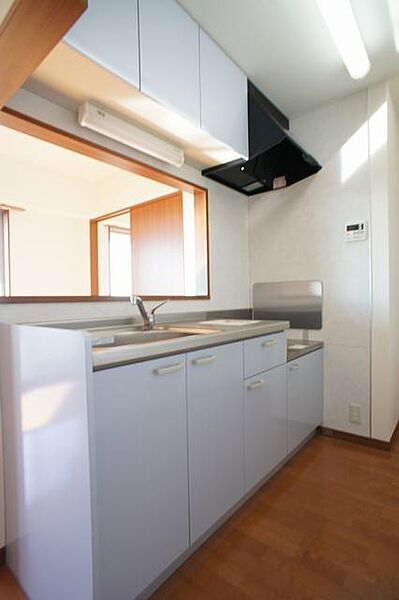 画像5:【キッチン】上下に分かれた戸棚は豊富な収納力！大型の換気扇も付いてお料理好きの方も大満足です◎