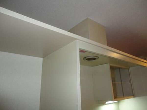 画像17:キッチンの上部にも物を置けるスペースがありとっても便利♪