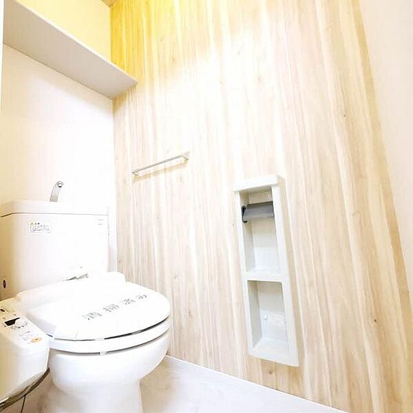 画像15:★トイレ☆　シャワートイレ完備♪上部には棚があり、小物が置けます♪