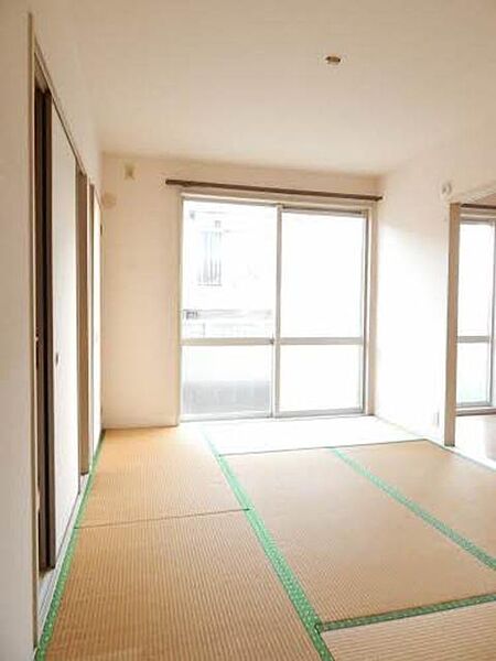 画像6:畳の香りで落ち着く和室は収納も十分な広さがあります。