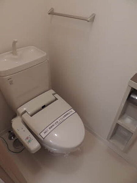 画像8:トイレを快適に使用できます！温水洗浄便座♪ペーパーホルダ収納付き☆