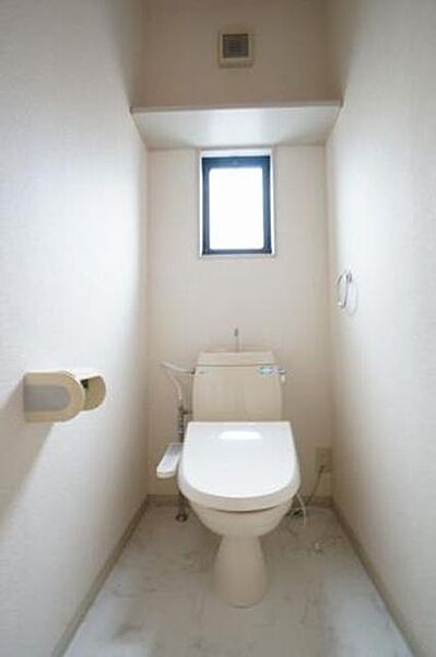 画像10:【バストイレ別の個室タイプ】温水洗浄便座付きトイレです！冬は暖かく利用できますね☆備付けのペーパーホルダーや、上部に棚もございます☆