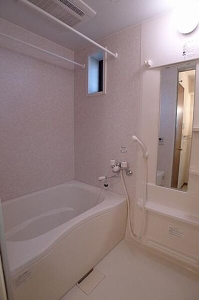 画像12:バスルームには、換気や明るさに配慮された小窓が付いております。