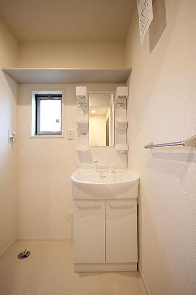 画像14:水栓金具はノズルが伸びるタイプ。トイレ同様、上部には収納棚が設置されています。